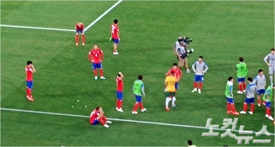 자신의마지막A매치였던2015호주아시안컵결승전에서연장까지120분을풀타임활약한차두리(왼쪽상단)는경기가1-2패배로끝나자아쉬운마음에눈물을보이고말았다.시드니(호주)=오해원기자