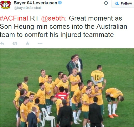 손흥민이팀동료로비크루스에게다가가인사를건네는장면(레버쿠젠구단트위터캡처)