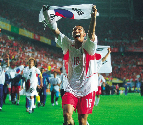 '로봇도은퇴한다,그동안고생했다'한국축구국가대표수비수차두리는호주아시안컵을끝으로14년동안가슴에달았던태극마크를반납한다.사진은2002한일월드컵당시차두리가태극기를들고팬들의환호에답하는모습.(자료사진=대한축구협회)