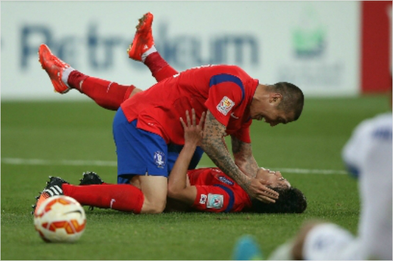 '아시안컵최고의순간'차두리가우즈베키스탄과8강전에서보인70m폭풍드리블은이번대회최고의장면으로꼽힐만하다.사진은당시드리블에이어쐐기골을어시스트한뒤득점한손흥민과함께기뻐하는모습.(자료사진=대한축구협회)