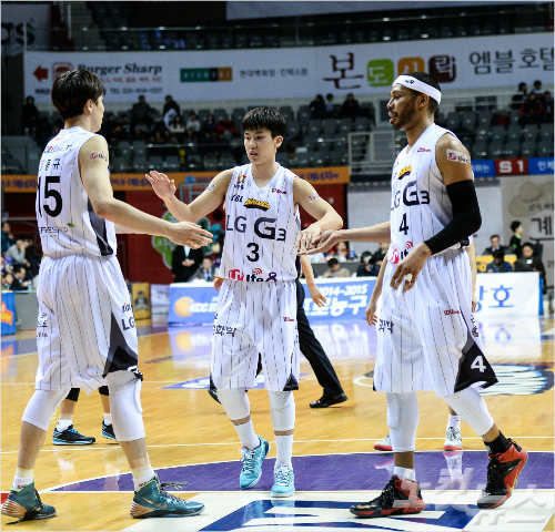 LG연승행진의숨은주역유병훈(사진가운데)이김종규(왼쪽),문태종(오른쪽)과하이파이브를하고있다(사진제공/KBL)
