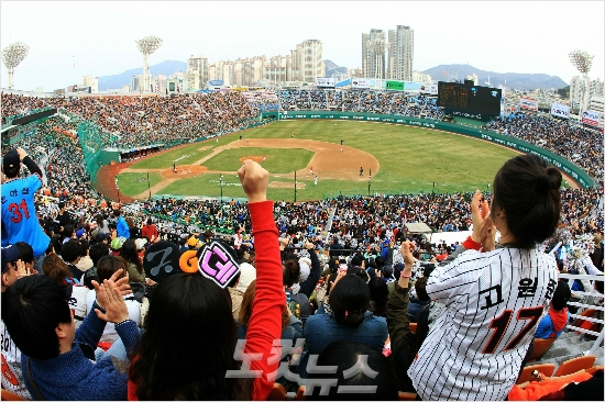 '자이언츠?우리가산다'부산시민들이롯데야구단을인수해시민구단화하자며조합설립에나섰다.현실성은떨어지지만구단운영에시사하는바가적잖다.사진은롯데의홈사직구장경기모습.(자료사진=윤성호기자)