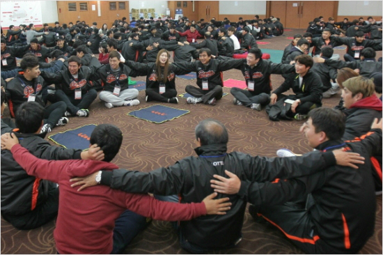 '새출발하자'롯데는지난해납회식에서신임사장과감독,단장등이참석하고팬들까지초대해지난갈등을해소하고새로운출발을다짐했다.(자료사진=롯데자이언츠)