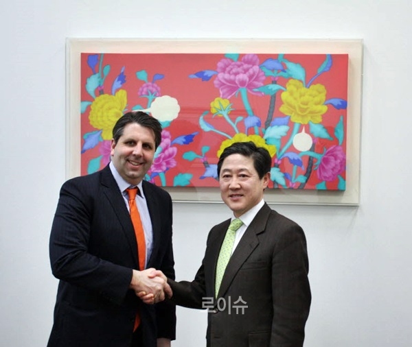 ▲유기준외통위원장이마크리퍼트주한美대사와악수를나누고있다.(사진제공=유기준의원실)