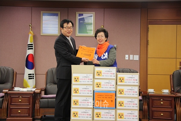 ▲서병수부산시장에게고리원전1호기폐쇄를염원하는10만서명용지를전달하고있는차경애회장.