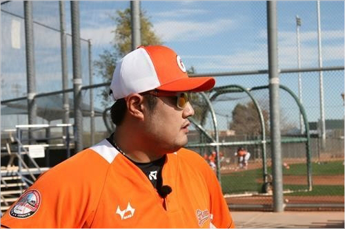 "번트도댈수있어요."롯데4번타자이자주장을맡은최준석은승리만바라보고있다.(자료사진=롯데자이언츠)