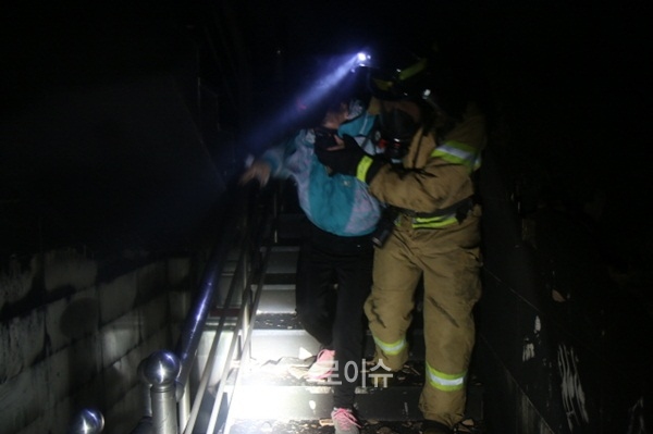 ▲소방관이입주민을신속히구조하고있다.