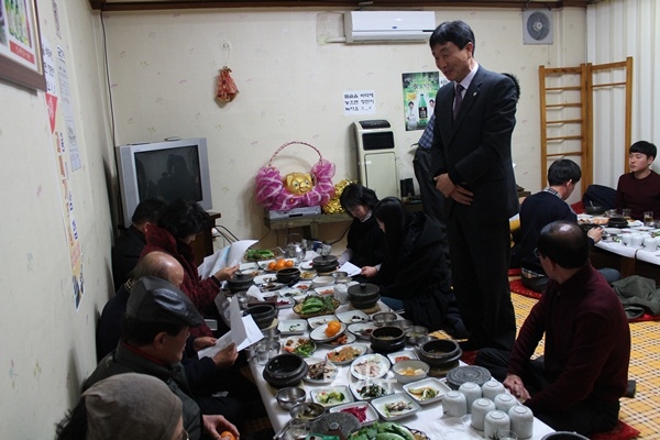 ▲사전면담보호위원회(회장설대호)운영진과직원간담회에서이흥수소장이인사말을하고있다.(사진제공=법무보호복지공단경남서부지소)