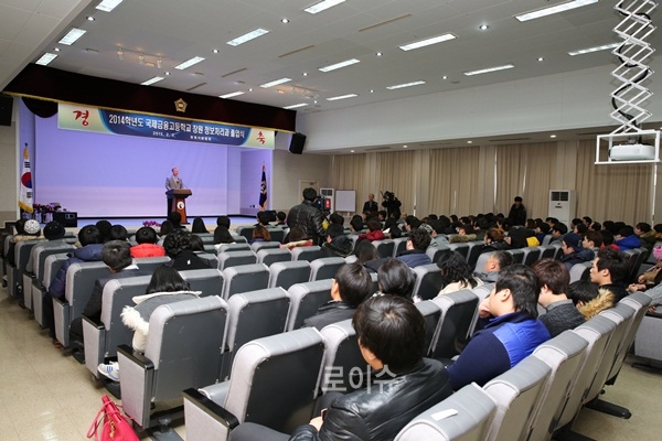 ▲창원지법소년부의대안교육과정3회졸업식에서강민구법원장이인사말을하고있다.