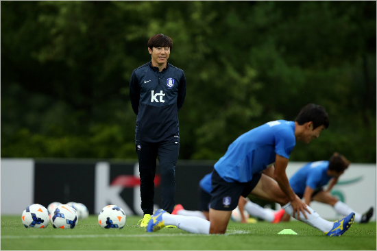 작년9월브라질월드컵이후첫A매치기간에대표팀감독대행을맡고훈련을지휘하고있는신태용감독(사진제공/대한축구협회)