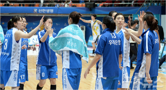 5일여자프로농구1-2위맞대결에서신한은행을꺾고정규리그우승에한걸음더바짝다가선우리은행(사진제공/WKBL)