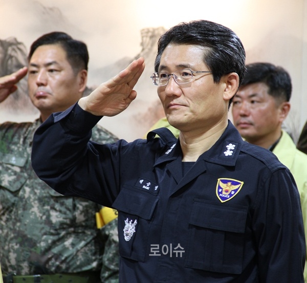 ▲백승엽경남경찰청장이거수경례를하고있다.(사진제공=경남경찰청)