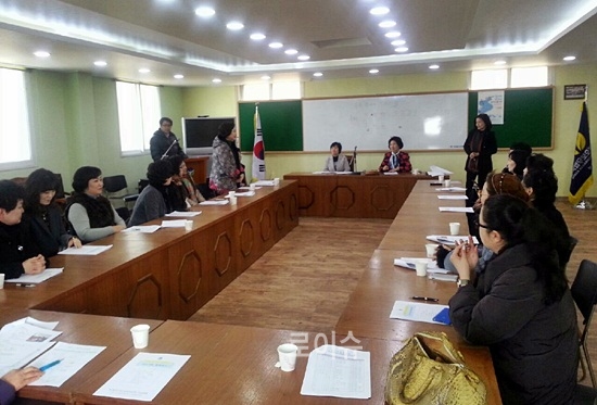 ▲한국법무보호복지공단부산지부여성위원회는6일반명숙회장과여성보호회원,백기영신임부산지부장및직원이참석한가운데임시총회를갖고있다.(사진제공-한국법무보호복지공단부산지부)