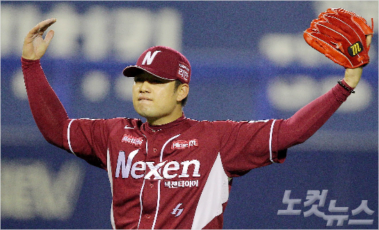 10일저녁서울잠실야구장에서열린2014한국야쿠르트세븐프로야구한국시리즈5차전넥센히어로즈와삼성라이온즈의경기8회말삼성공격만루위기를무사히넘긴손승락이환호하고있다.박종민기자