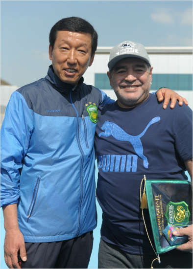아랍에미리트(UAE)명예홍보대사로활동중인왕년의축구스타디에고마라도나(오른쪽)는전북의두바이훈련장을찾아2015시즌우승을기원했다.(자료사진=전북현대모터스)