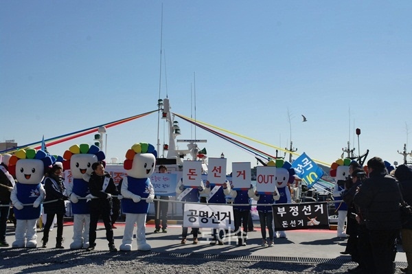 ▲공명선거팀과돈선거팀의대결구도로전통줄다리기시합을하고있다.