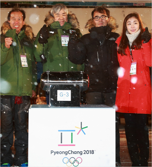 '제말잘들으시란말이에요'김연아는9일강원도평창에서동계올림픽개막을3년앞두고열린'G-3년,미리가보는평창'행사인터뷰에서의미있는멘트를내놨다.사진은김종문화체육관광부차관,조양호대회조직위원장,최문순강원도지사(오른쪽부터)와함께행사에참여한모습.(평창=대회조직위)