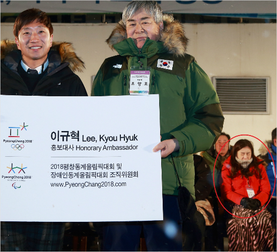 '선배,미안해요.정말추웠다고요'9일행사가열린강원도평창은최저기온이영하18도까지내려가는강추위였다.이날빙속스타이규혁(왼쪽)과조양호대회조직위원장이홍보대사위촉식사진을찍는동안김연아(오른쪽빨간원)가한파에얼굴을살짝찡그리는모습.(평창=대회조직위)
