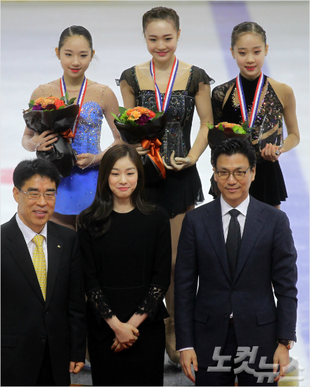'너희들,절호의기회야'김연아가지난달9일피겨전국종합대회시상자로참가해최다빈,박소연,안소현(윗줄왼쪽부터)등수상자와김재열대한빙상경기연맹회장(밑줄오른쪽)등과함께기념촬영을한모습.(자료사진=박종민기자)