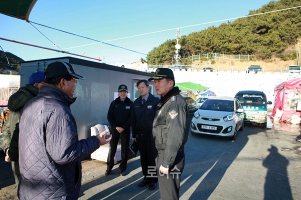 ▲김홍희서장이어민들의애로사항을청취하고있다.(사진제공=부산해양경비안전서)