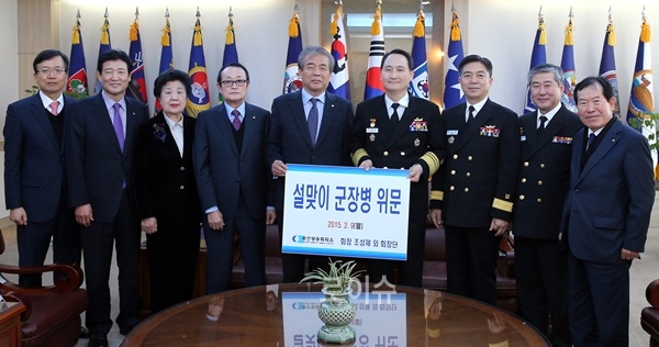 ▲조성제부산상의회장(사진왼쪽5번째)등이향토방위부대를위문하고기념촬영.(사진제공=부산상의)