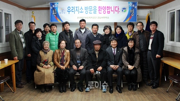 ▲사전면담보호위원회(회장설대호)18명의위원들과월례회의를갖고기념촬영.(사진제공=한국법무보호복지공단경남서부지소)