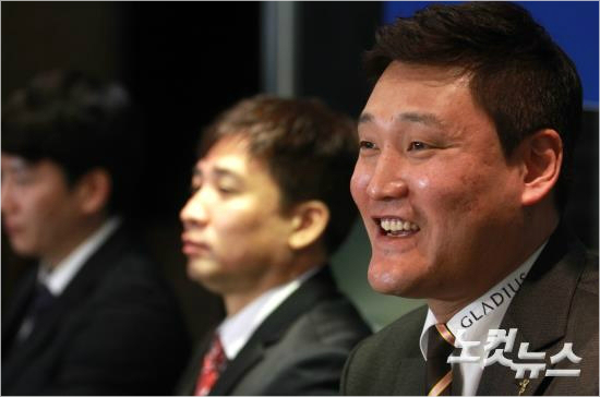 윤경신핸드볼남자국가대표팀신임감독이11일오전서울신문로의한중식당에서열린자신의감독취임기념기자간담회에서취재진의질문에답하고있다.(윤성호기자)