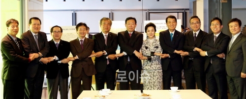 ▲11일부산에서열린창조경제간담회에서참석자들이함께기념사진을찍고있다.(사진왼쪽부터김병수부산섬유패션산업연합회부회장,황각규롯데정책본부운영실장,박평재중소기업중앙회부산울산지역회장,권동칠한국신발산업협회장,조성제부산상공회의소회장,신동빈롯데그룹회장,김경조부산벤처기업협회장,성세환BS금융지주회장,서태건부산정보산업진흥원장,조홍근부산창조경제혁신센터장,소진세롯데정책본부대외협력단장.(사진제공=롯데그룹)