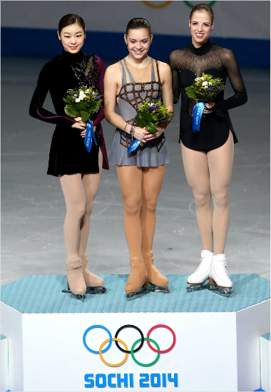 '바로이사진이걸릴까봐서요?'김연아(왼쪽)는지난해소치올림픽에서빼어난연기에도석연찮은판정으로러시아아델리나소트니코바(가운데)에금메달을내줬다.사진은당시시상식모습.(자료사진=대한체육회)