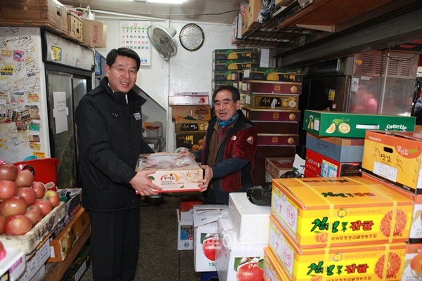 ▲조창장이사하구장림소재전통시장에서설용품을구입하고있다.