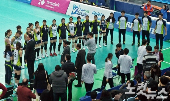 람지카즘오울루테이무로프대사와보좌관등주한아제르바이잔대사관직원들은12일인천계약체육관을찾아V-리그현대건설에서활약하는아제르바이잔국적의외국인선수폴리를격려했다.인천=오해원기자