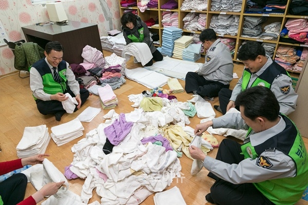 ▲권청장과경찰관들이어르신들빨래를개고있다.