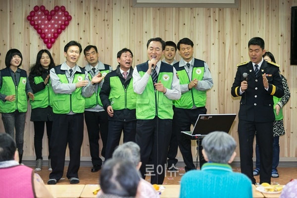 ▲권청장이포돌이홍보단의연주에맞춰열창을하고있다.