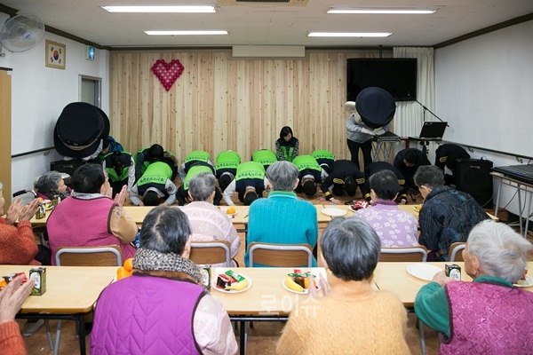 ▲경찰관들이어르신들의건강을기원하며큰절을올리고있다.