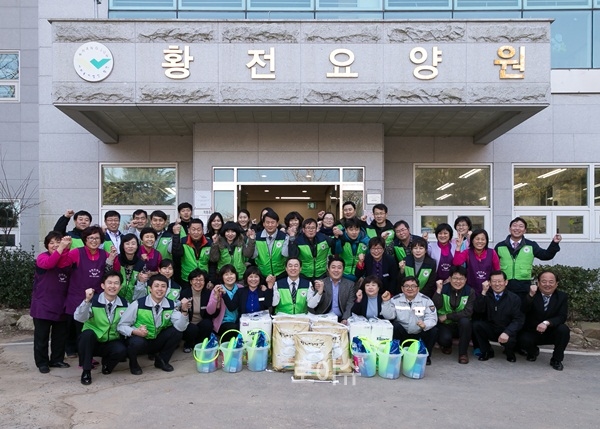 ▲요양원봉사활동을마치고기념촬영을하고있다.
