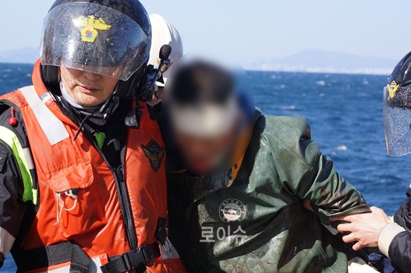 ▲응급환자를구조하고있다.(사진제공=부산해경안전서)