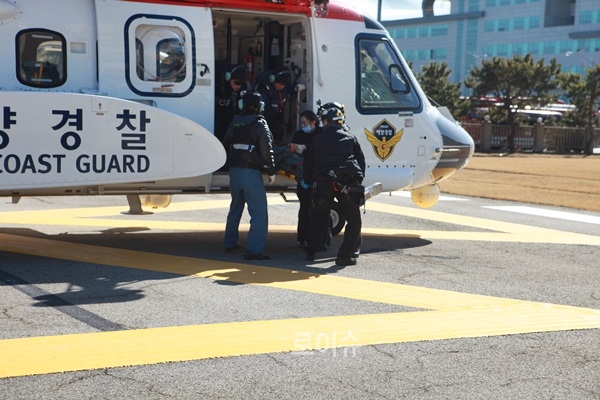 ▲태종대남동방10마일해상에서발생한응급환자를헬기로긴급후송하고있다.