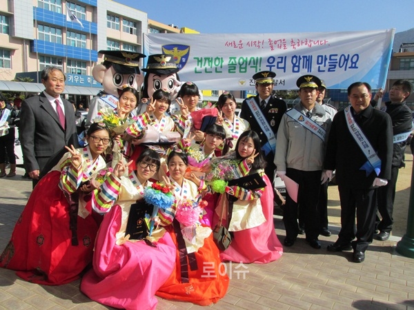 ▲진해동진여중에서강압적졸업식뒤풀이없는건전한졸업식문화정착캠페인을벌이고있다.(사진제공=경남경찰청)