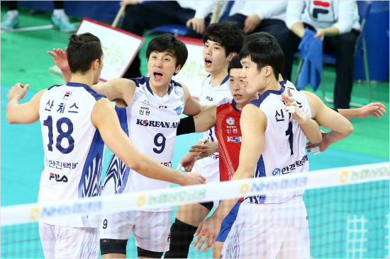 대한항공은허리부상중인외국인선수산체스가2경기만에다시코트에나서는투혼을발휘했지만연패탈출에실패해3경기째승리하지못했다.(자료사진=대한항공점보스)