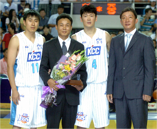 'KCC전설의트리오와허재감독'이상민삼성감독(왼쪽)은지난9일허재KCC감독(오른쪽)의갑작스러운자진사퇴로팀지휘봉을잡게된추승균감독대행(4번)에대해애정어린조언을아끼지않았다.사진은이감독이KCC에서뛰던지난2006년베이징덕스와친선경기때은퇴행사를가진조성원해설위원과함께한모습.(자료사진=KBL)