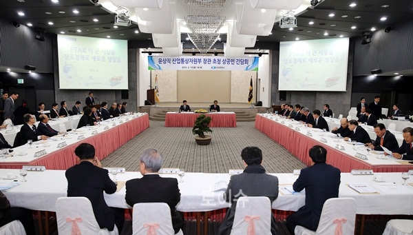 ▲13일오후6시부산상공회의소2층상의홀에서‘윤상직산업통상자원부장관초청상공인간담회’가열리고있다.(사진제공=부산상의)