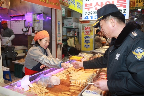 ▲김홍희서장이전통시장에서물건을구입하고있다.