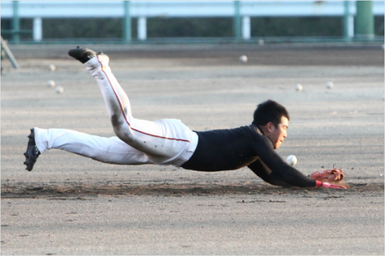 '유격수쉽지않네요'13일세이부와일본고치평가전에서아래턱뼈골절로조기귀국하게된한화내야수정근우.사진은한화전지훈련에서수비연습을하는모습.(자료사진=한화이글스)