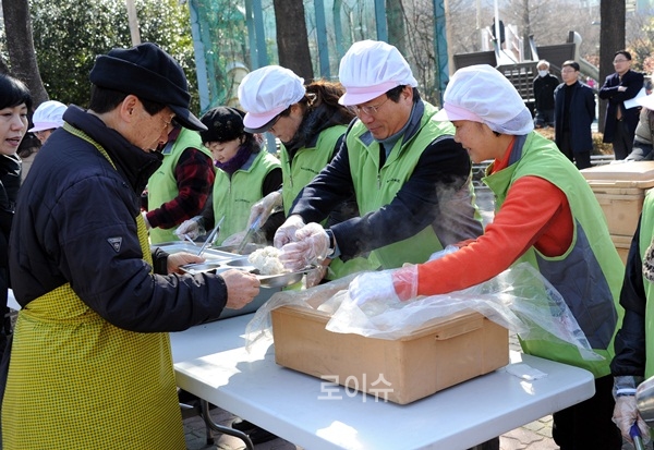 ▲김석준교육감이무료급식봉사활동을하고있다.(사진제공=부산시교육청)