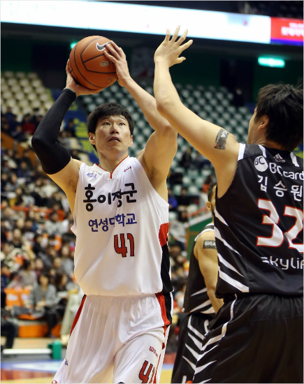 '내가오세근이다'KGC인삼공사오세근(41번)이14일케이티와원정에서상대김승원의수비속에슛을노리고있다.(부산=KBL)