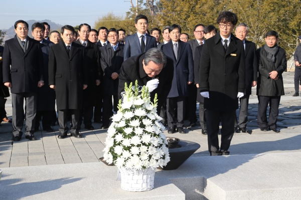 ▲노무현전대통령묘역에참배하는김무성대표(사진=김무성대표블로그)