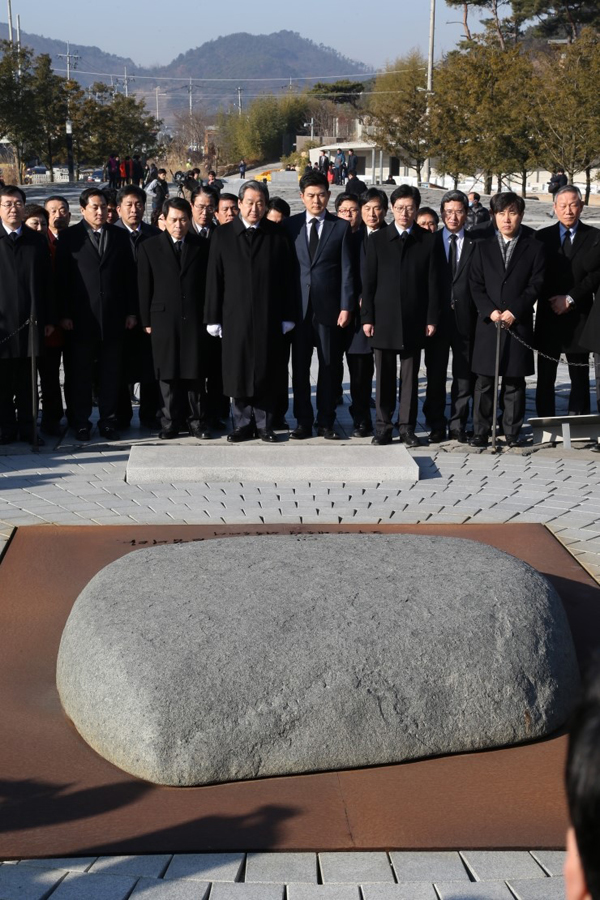 ▲노무현전대통령묘역을찾은김무성대표(사진=김무성대표블로그)