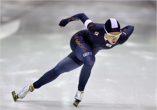 '조금만더'이상화가15일(한국시각)ISU스피드스케이팅종목별세계선수권대회여자500m에서역주를펼치고있다.(헤이렌베인=네덜란드빙상연맹)
