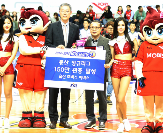 '겹경사'모비스는15일SK와홈경기선두권빅매치에서승리한데다유재학감독의500승,통산150만관중시상식까지경사가겹쳤다.(울산=KBL)