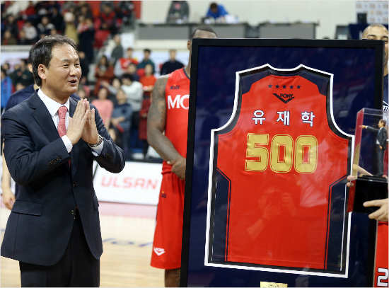 '뭐이런걸다'모비스유재학감독이15일SK와홈경기에서승리하며역대최초개인통산500승을달성한뒤기념유니폼을전달받자황송한표정을짓고있다.(울산=KBL)